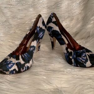 New Cynthia Vincent silk heels size 9